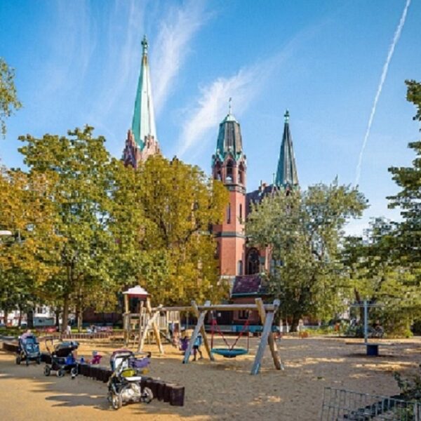 Spielplatz mit Kirche